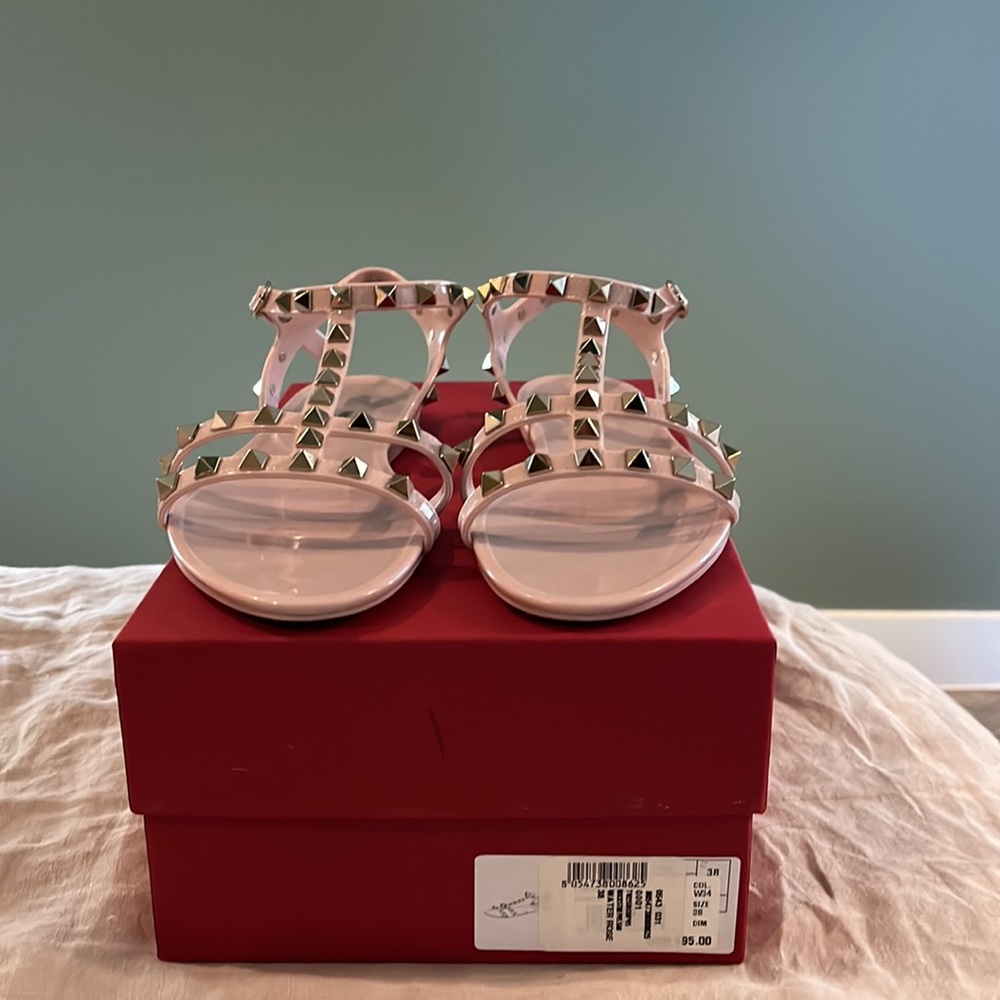 Valentino Garavani ROCKSTUD FLAT RUBBER SANDAL - Picture 2 of 7